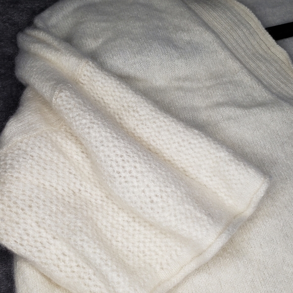 Saks Fifth Avenue Cashmere Short Sleeve V-neck Sweater - Picture 14 of 14